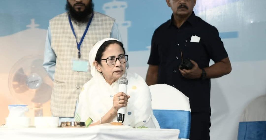 ‘সম্প্রীতি, শান্তি, ঐক্য এটাই আমাদের বার্তা’, ফুরফুরায় মমতা