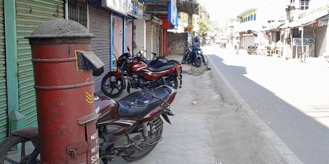 ডিজিটাল লেনদেনে হারিয়েছে চিঠি ! জগৎবল্লভপুরে রাস্তার পাশে আজও বসে আছে ডাক বাক্স