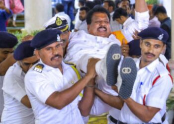 বিজেপির ১৮ বিধায়ককে চ্যাংদোলা করে বের করা হলো’ আপত্তি উড়িয়ে কর্নাটক বিধানসভায় পাশ হল মুসলিম সংরক্ষণ বিল