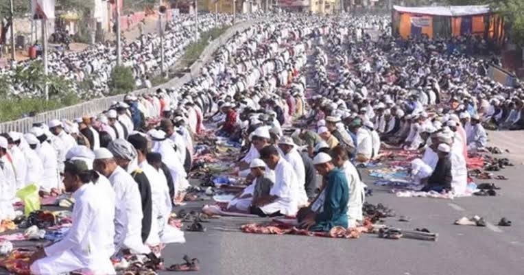 ইদে রাস্তায় নমাজ পড়লেই বাতিল পাসপোর্ট-ড্রাইভিং লাইসেন্স, পুলিশি নির্দেশিকা ঘিরে হইচই