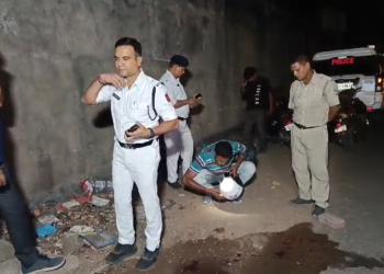 ‘ছবি তুলে দিন ভাইরাল করব…’, মাঝ রাস্তায় গলায় ছুরি চালিয়ে লুটিয়ে পড়লেন ব্যক্তি, ডোমজুড়ে চাঞ্চল্য