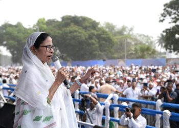 বাংলায় মানবো না ওয়াকফ আইন! পরবর্তী পদক্ষেপ স্থির করতে ইমামদের সঙ্গে বৈঠকে মমতা