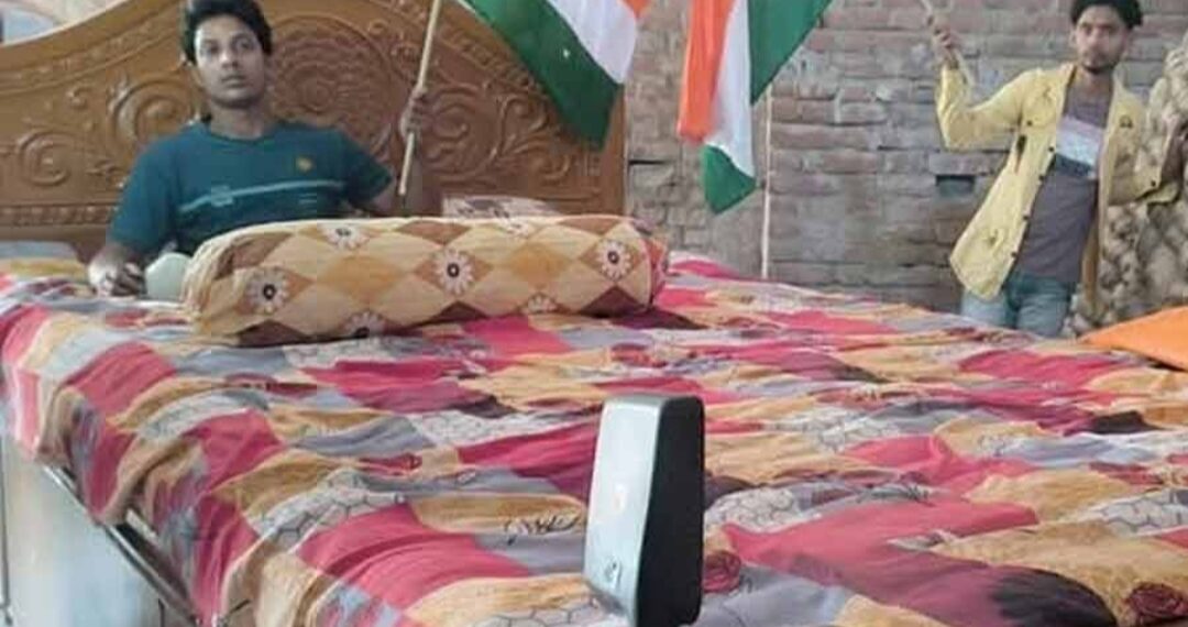 ৩ লক্ষ টাকা জলে, নবাবের ‘চলন্ত খাট’ নিয়ে গিয়েছে পুলিশ! পুরনো ব্যবসায় ফিরলেন মুর্শিদাবাদের যুবক