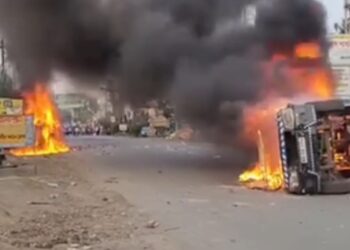 ওয়াকফ আইনের বিরোধিতায় পুলিশের গাড়িতে আগুন! দফায় দফায় সংঘর্ষে রণক্ষেত্র জঙ্গিপুর