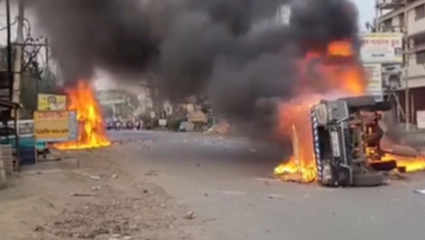 ওয়াকফ আইনের বিরোধিতায় পুলিশের গাড়িতে আগুন! দফায় দফায় সংঘর্ষে রণক্ষেত্র জঙ্গিপুর