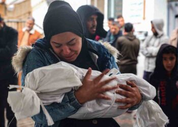 এই নির্যাতনের চেয়ে মৃত্যুই ভালো! ইসরাইলি বিমান হামলায় একসঙ্গে ৯ সন্তানকে হারালেন গাজার চিকিৎসক