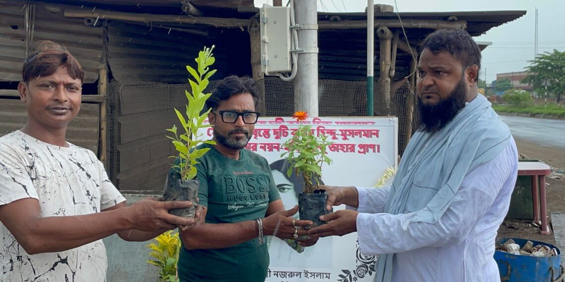 সেভ ট্রি সেভ ওয়ার্ল্ড-এর উদ্যোগে ডানকুনিতে বিদ্রোহী কবির জন্মজয়ন্তীতে বৃক্ষরোপণ ও চারা বিতরণ