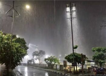 প্রবল ঝড়ে তোলপাড় কোলকাতা, সঙ্গে বৃষ্টির দাপট