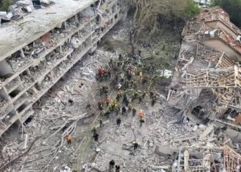 আমেরিকার হামলার পরেই ইজ়রায়েলে ক্ষেপণাস্ত্র বর্ষণ ইরানের! তেল আভিভে ভেঙে পড়েছে বহুতল, বাজছে সাইরেন