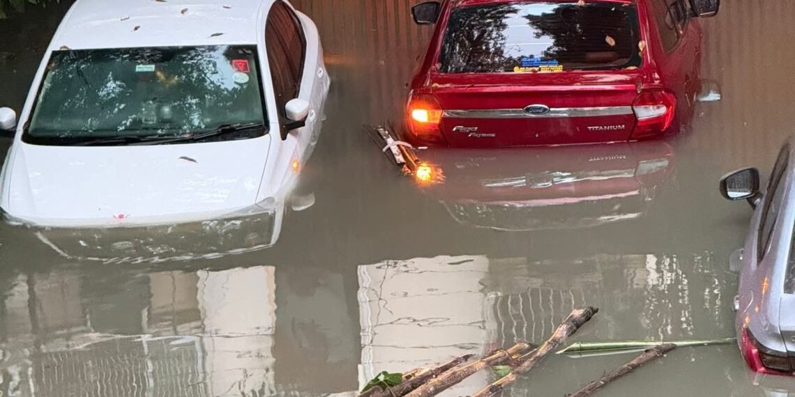 দ্বিতীয়ার সকালে অথৈ জলে কলকাতা, ভাসছে হাসপাতাল, বাড়িঘর, পথঘাট, সমস্তকিছু