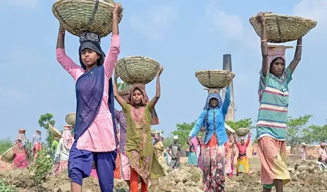 ১০০ দিনের কাজ নিয়ে সুপ্রিম কোর্টেও ধাক্কা খেল কেন্দ্র, হাইকোর্টের রায় বহাল রেখে মামলা খারিজ করে দিল ডিভিশন বেঞ্চ
