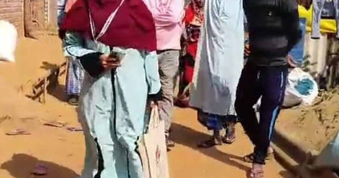 এক পা নেই, অন্য পায়ে লাফিয়ে লাফিয়ে বাড়ি বাড়ি ঘুরে ৯৯% কাজ সেরে ফেললেন বাঁকুড়ার বিএলও!