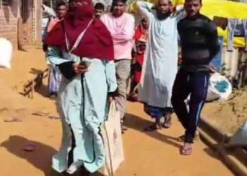 এক পা নেই, অন্য পায়ে লাফিয়ে লাফিয়ে বাড়ি বাড়ি ঘুরে ৯৯% কাজ সেরে ফেললেন বাঁকুড়ার বিএলও!