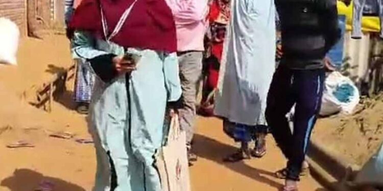 এক পা নেই, অন্য পায়ে লাফিয়ে লাফিয়ে বাড়ি বাড়ি ঘুরে ৯৯% কাজ সেরে ফেললেন বাঁকুড়ার বিএলও!